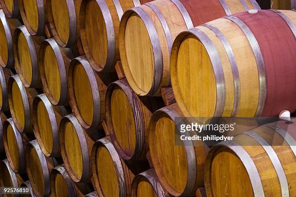 barris de vinho 2 - glenn fine - fotografias e filmes do acervo