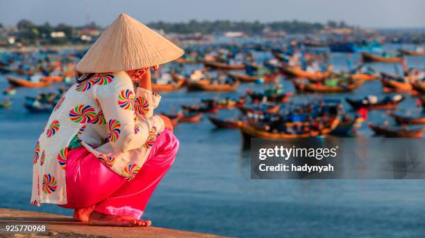 vietnamese vrouw kijken vissers boten, vietnam - ao dai stockfoto's en -beelden