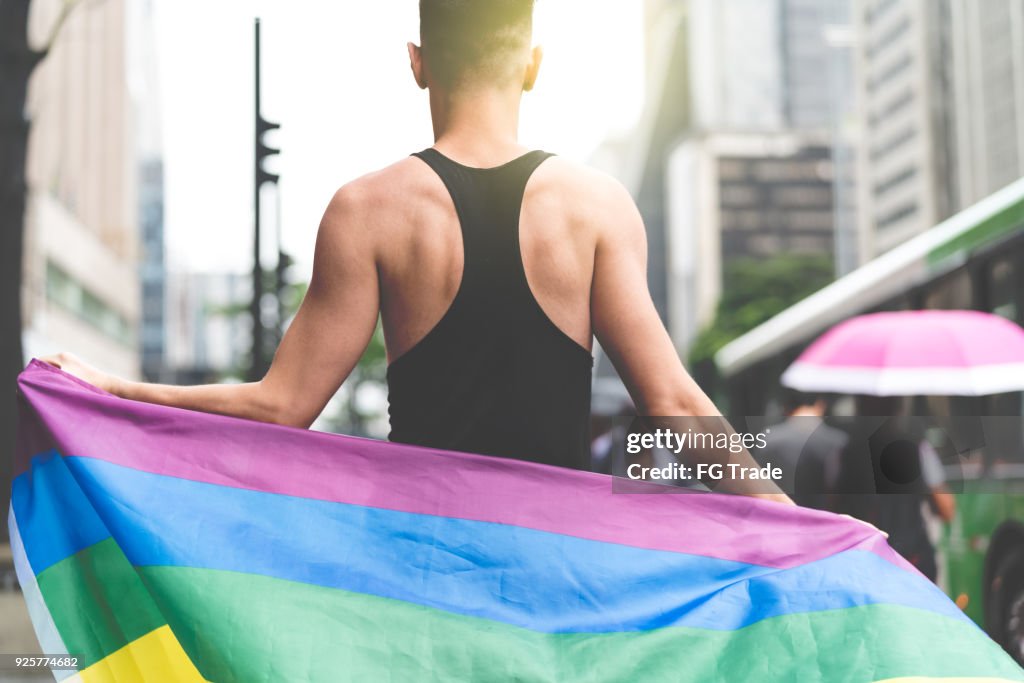 Zuversichtlich Gay Boy mit Regenbogenfahne