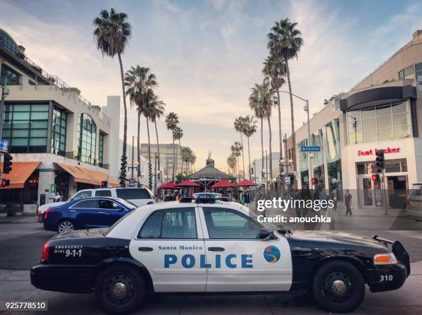 politieauto geparkeerd op third street promenade, santa monica, californië, verenigde staten - third street promenade stockfoto's en -beelden