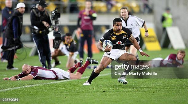 David Smith of Wellington runs out of a tackle by Jason Rutledge of Southland during the Air New Zealand Cup Semi Final match between Wellington and...