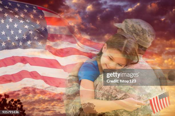 niña abraza padre militar superposición bandera americana, puesta de sol. - us veterans day fotografías e imágenes de stock