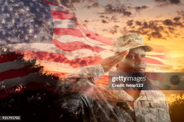 soldado del ejército femenino superposición de bandera americana, puesta de sol. - us veterans day fotografías e imágenes de stock