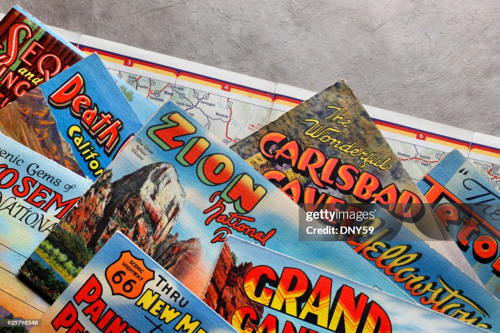 Vintage cartes postales des différents parcs nationaux d’US sur une feuille de route