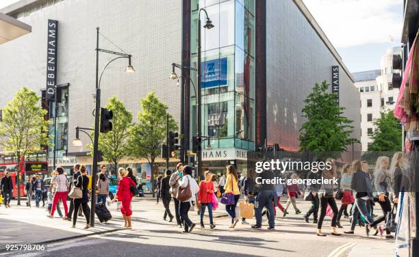 londen shoppers - oxford street london stockfoto's en -beelden