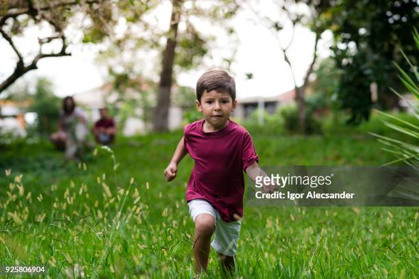 little boy ランニング、草の上で - 逃げる ストックフォトと画像