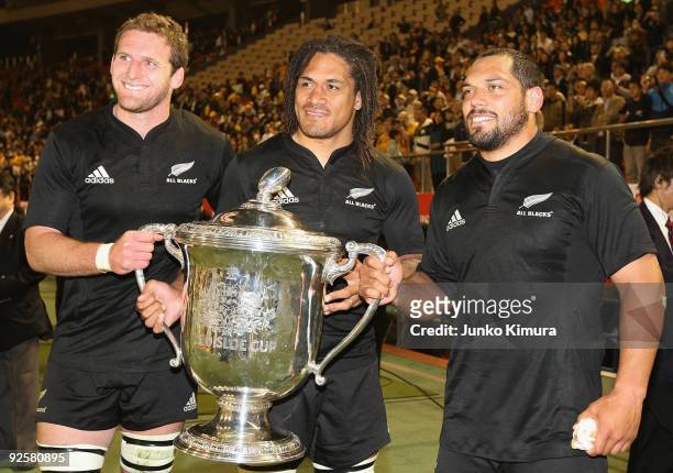Kieran Read, Rodney So'Oialo and John Afoa of the All Blacks pose with the trophy during the 2009 Bledisloe Cup match between the New Zealand All...
