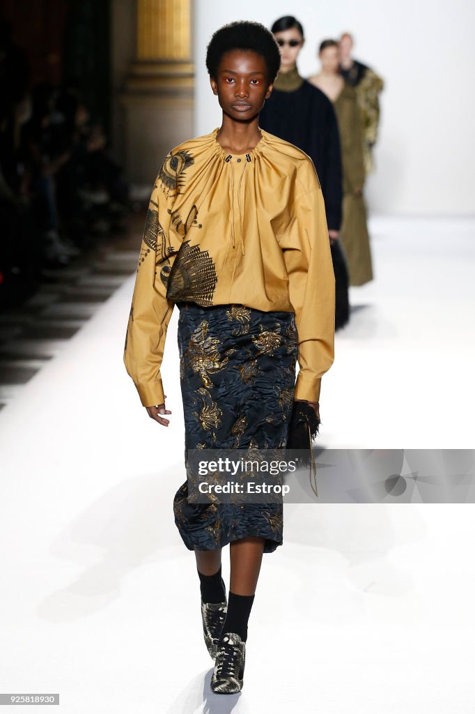 Dries Van Noten : Runway - Paris Fashion Week Womenswear Fall/Winter 2018/2019