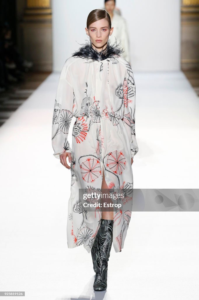 Dries Van Noten : Runway - Paris Fashion Week Womenswear Fall/Winter 2018/2019