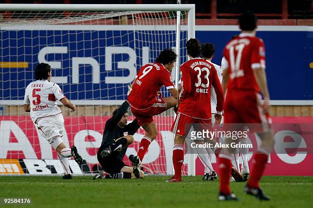 Luca Toni of Muenchen scores a goal from offside position against goalkeeper Jens Lehmann and Serdar Tasci of Stuttgart during the Bundesliga match...