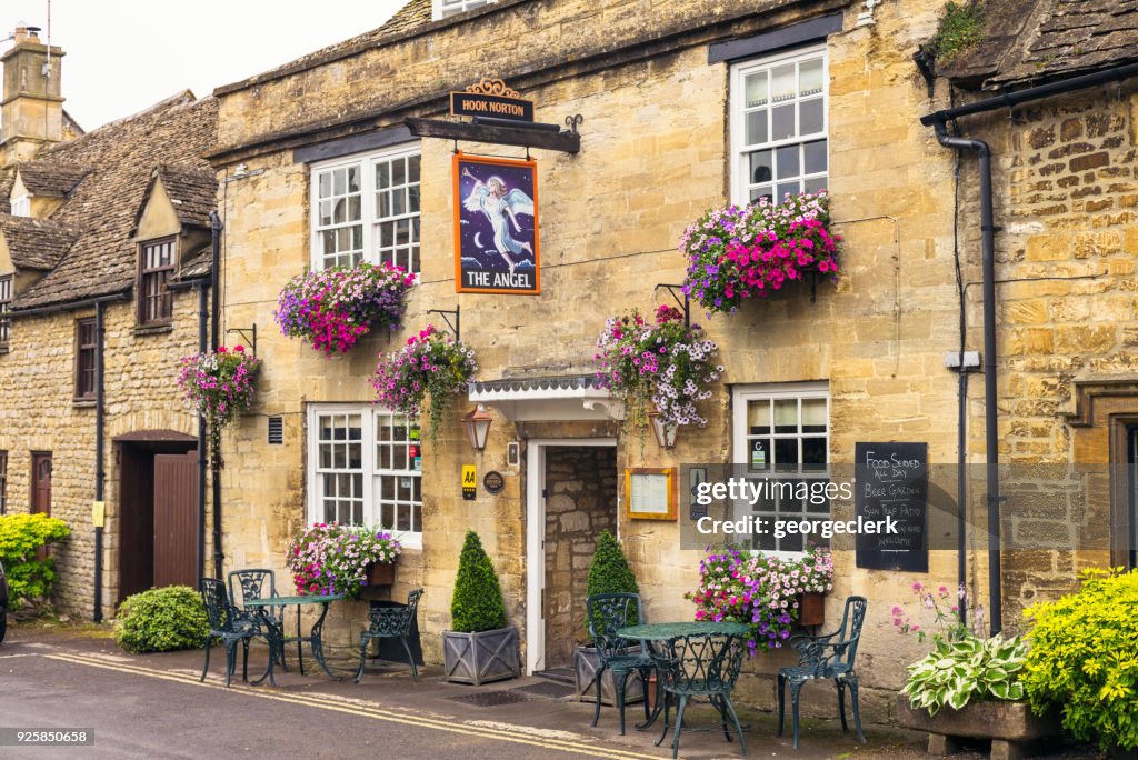 Angel puben i Cotswold byn av Burford