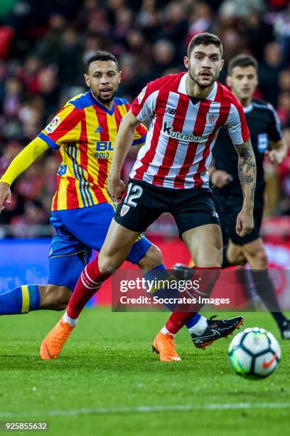 Francis Coquelin of Valencia CF, Unai Nunez of Athletic Bilbao during the La Liga Santander match between Athletic de Bilbao v Valencia at the...