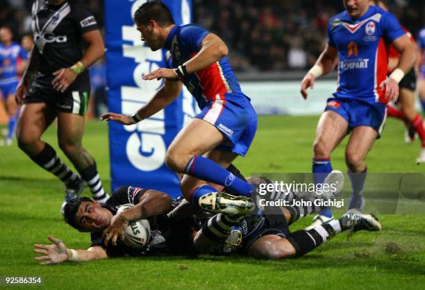 Bryson Goodwin of New Zealand goes over for a try during the Gillette Four Nations Rugby League match between France and New Zealand on October 31,...