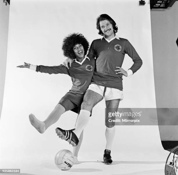 Leicester City footballer Frank Worthington poses in the studio with singer Linda Lewis, 21st February 1974.