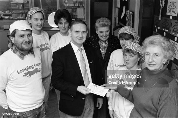 Dickinsons Longley Farm, Homfirth raise £800 for MacMillan cancer relief, 16th December 1991.