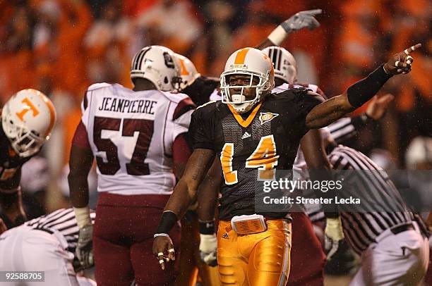 Eric Berry of the Tennessee Volunteers signals as his team recovers a fumble against the South Carolina Gamecocks at Neyland Stadium on October 31,...