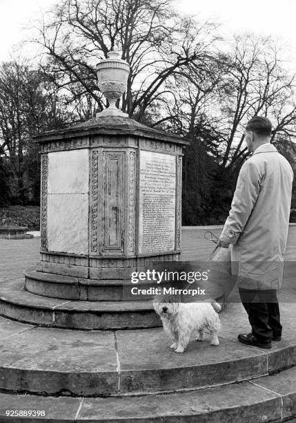 The tomb of Boatswain, Lord Byron's dog, at Newstead Abbey. The tomb features an inscription of the poem 'Epitaph to a Dog.' Nottinghamshire. May...