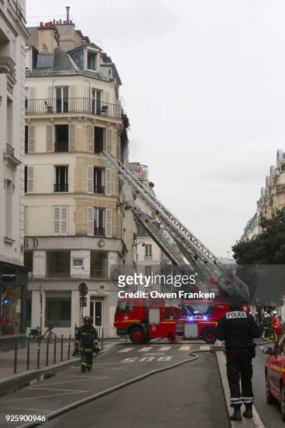 firemen and police trend to a burning apartment"nin the marais district of paris - paris police stock pictures, royalty-free photos & images