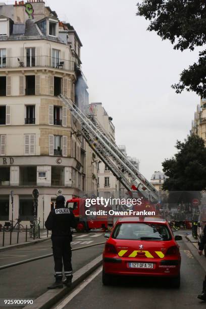 firemen and police trend to a burning apartment"nin the marais district of paris - paris police stock pictures, royalty-free photos & images