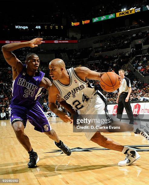 Richard Jefferson of the San Antonio Spurs drives against Desmond Mason of the Sacramento Kings on October 31, 2009 at the AT&T Center in San...