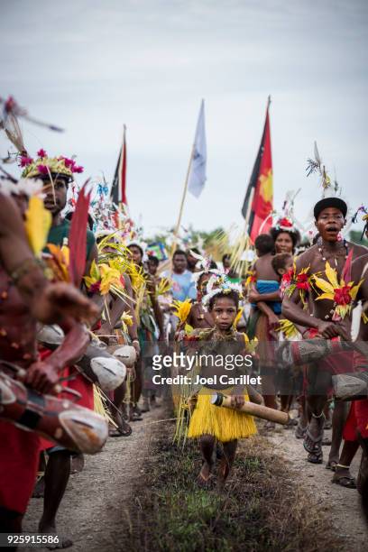 menschen feiern in papua-neu-guinea - papua new guinea stock-fotos und bilder