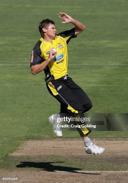 Ashley Noffke of the Warriors bowls during the Ford Ranger Cup match between the New South Wales Blues and the Western Australian Warriors at North...