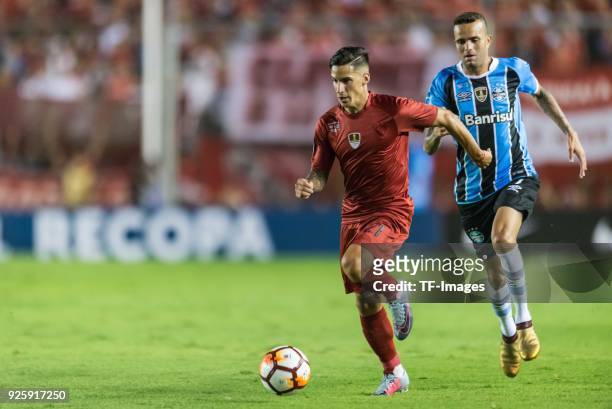Jonathan Menendez of Independiente and Luan Vieira of Gremio battle for the ball during the first leg match between Independiente and Gremio as part...