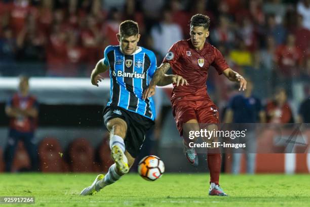 Walter Kannemann of Gremio and Jonathan Menendez of Independiente battle for the ball during the first leg match between Independiente and Gremio as...