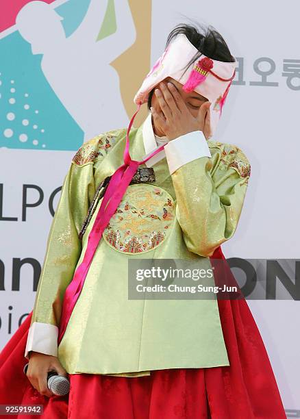 Na-Yeon Choi of South Korea weeps as she wears a South Korean traditional costume and crown during a ceremony following the Hana Bank Kolon...