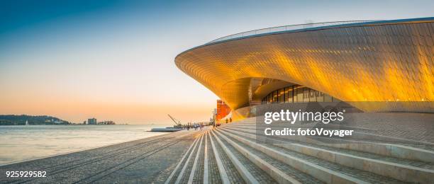 lissabon-maat museum kunst galerij taag waterkant zonsondergang panorama portugal - lissabon stockfoto's en -beelden