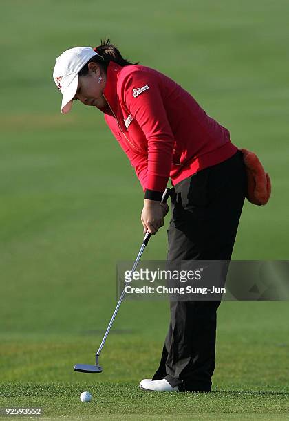 Inbee Park of South Korea plays a putt on the 18th hole during final round of Hana Bank Kolon Championship at Sky 72 Golf Club on November 1, 2009 in...