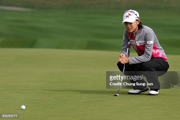 Na-Yeon Choi of South Korea on the 6th hole during final round of Hana Bank Kolon Championship at Sky 72 Golf Club on November 1, 2009 in Incheon,...