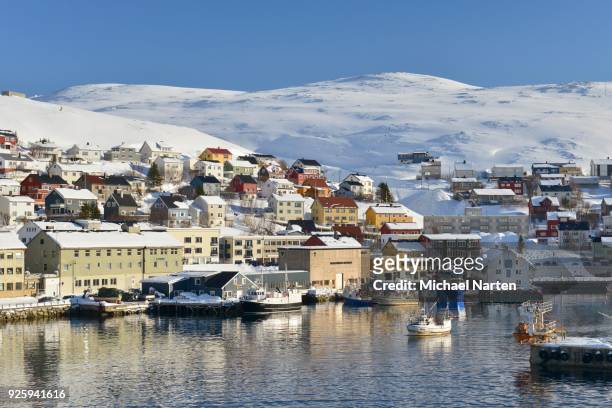harbor with snow covered mountains, honningsvag, mageroeya island, finnmark, norway - isola di mageroya foto e immagini stock