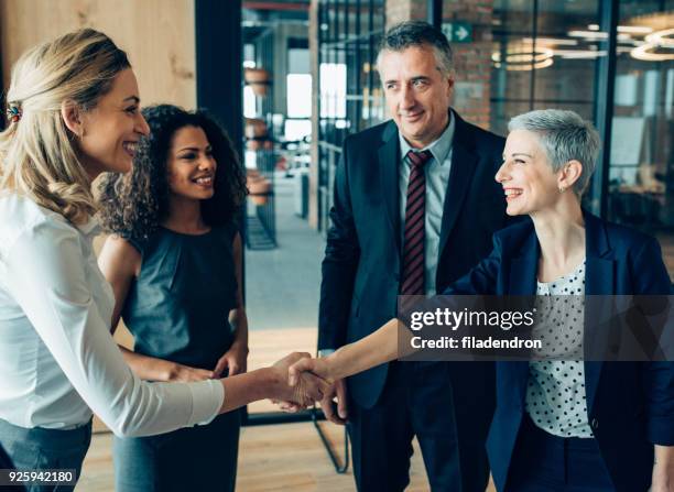 saluto per il successo - koalition foto e immagini stock