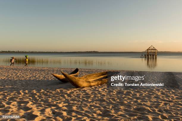 dugout boat lying on sandy beach, peninsula masoala, madagascar - dugout canoe fotografías e imágenes de stock