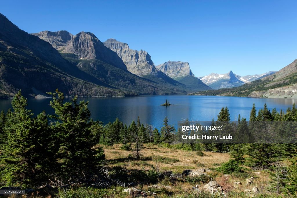 Saint Mary Lake with Wild Goose Island, left Red Eagle Mountain, Mahtotopa Mountain and Lille Chief Mountain, Glacier National Park, Rocky Mountains, Montana, USA