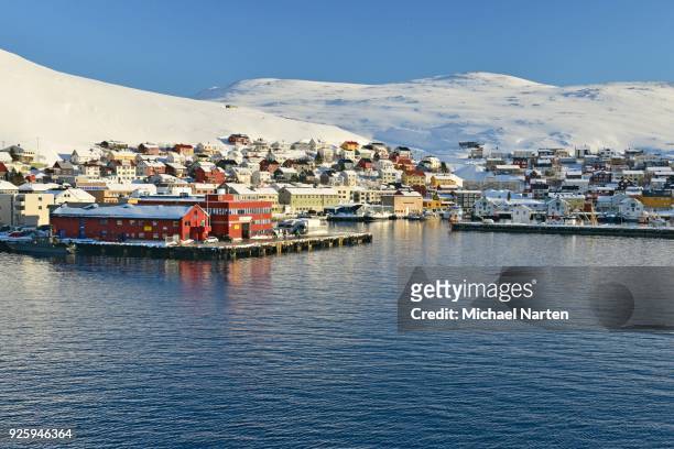 townscape with snowy mountains, honningsvag, mageroeya island, finnmark, norway - isola di mageroya foto e immagini stock