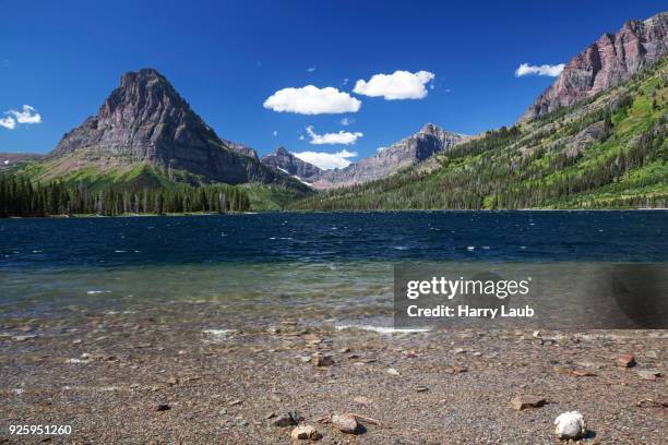 two medicine lake, sinopah mountain at back, glacier national park, montana, usa - two medicine lake montana photos et images de collection