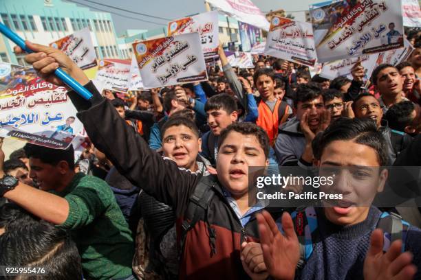 Hundreds of refugees participated in the Jabalya refugee camp in the northern Gaza Strip on Thursday in a protest rejection and protest against the...