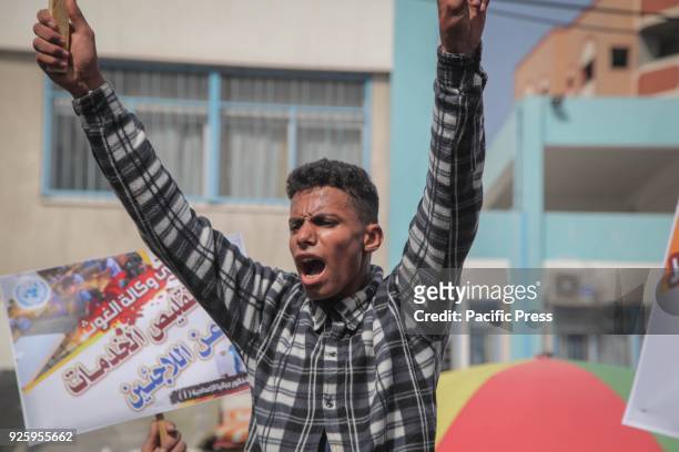 Hundreds of refugees participated in the Jabalya refugee camp in the northern Gaza Strip on Thursday in a protest rejection and protest against the...