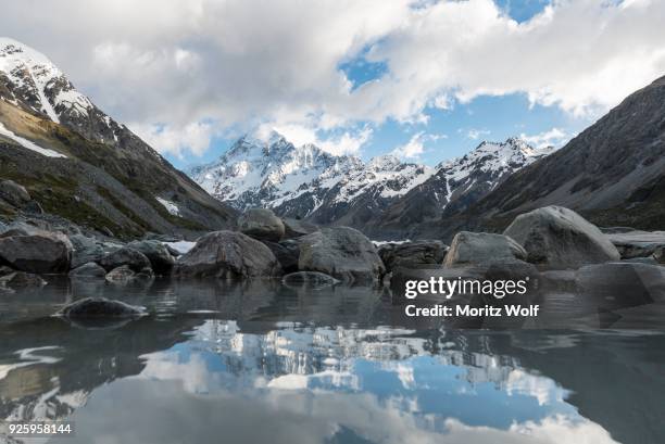 reflection on the shore of hooker lake, at back mount cook, hooker valley, mount cook national park, southern alps, canterbury region, southland, new zealand - canterbury region new zealand - fotografias e filmes do acervo