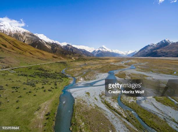 wide river bed of the tasman river, at back mount cook, canterbury region, southland, new zealand - canterbury region new zealand - fotografias e filmes do acervo