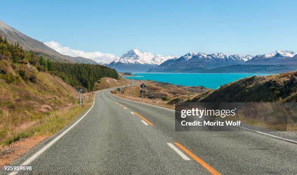 road to mount cook, lake pukaki, mount cook national park, southern alps, canterbury region, southland, new zealand - canterbury region new zealand stockfoto's en -beelden