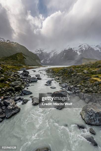 river hooker river, cloudy mountains, hooker valley, mount cook national park, southern alps, canterbury region, southland, new zealand - canterbury region new zealand stockfoto's en -beelden