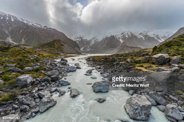 river hooker river, cloudy mountains, hooker valley, mount cook national park, southern alps, canterbury region, southland, new zealand - canterbury region new zealand stockfoto's en -beelden