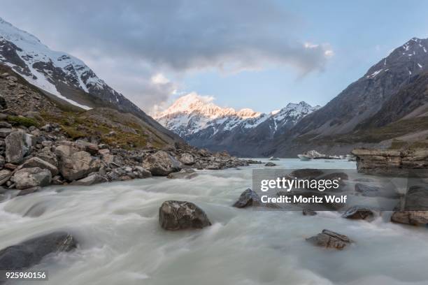 hooker river, hooker valley, rear mount cook, mount cook national park, southern alps, canterbury region, southland, new zealand - canterbury region new zealand stockfoto's en -beelden