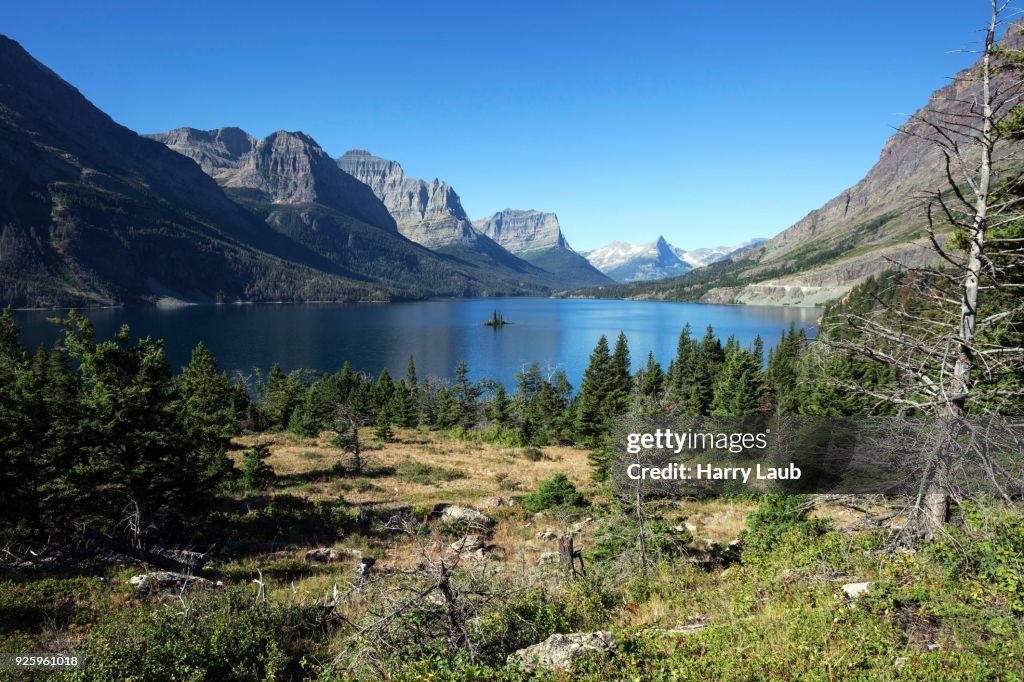 Saint Mary Lake with Wild Goose Island, left Red Eagle Mountain, Mahtotopa Mountain and Lille Chief Mountain, Glacier National Park, Rocky Mountains, Montana, USA