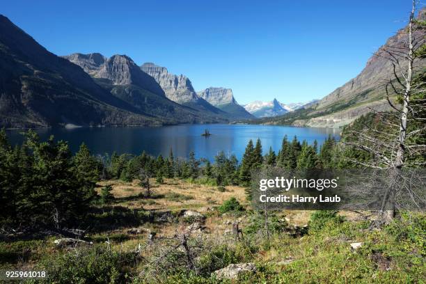saint mary lake with wild goose island, left red eagle mountain, mahtotopa mountain and lille chief mountain, glacier national park, rocky mountains, montana, usa - mahtotopa mountain stock pictures, royalty-free photos & images