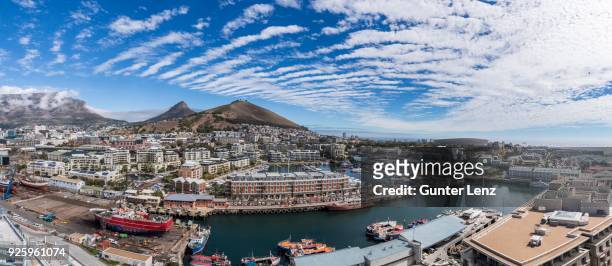 panoramic view of the silo hotel on victoria and alfred waterfront, cape town, rear signal hill, lionshead and tafelberg, western cape, south africa - tafelberg foto e immagini stock