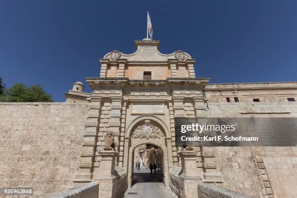 historic city gate with bridge, mdina, malta - porta da cidade imagens e fotografias de stock